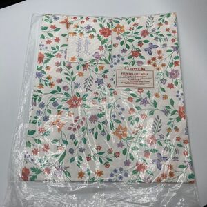 Vintage retro wrapping paper flowers